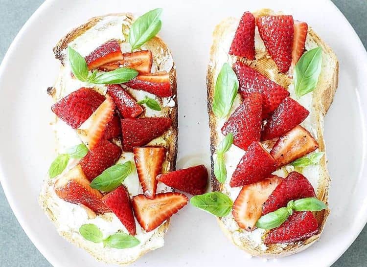 Balsamic Strawberry and Goat’s Cheese Bruschetta recipe