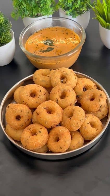 Crispy Potato Semolina Vada with Spicy Chutney recipe
