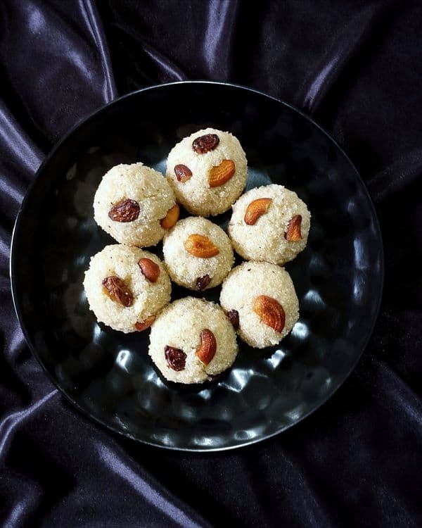 Rava Laddu / Sooji Laddu recipe