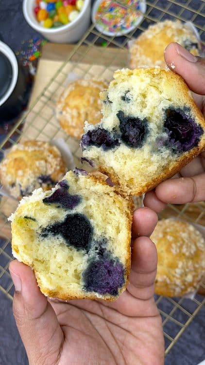 Easy Bakery-Style Blueberry Muffins with Streusel| Blueberry muffins with yogurt recipe
