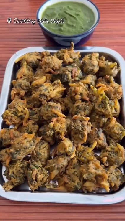 Crispy Spinach Pakoras with Chutney recipe