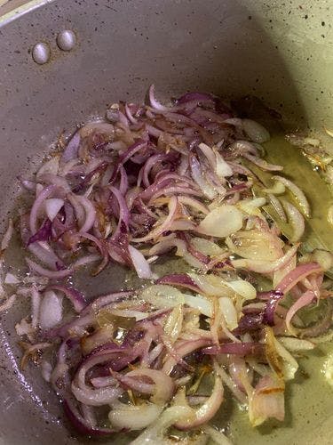 Garlic-Chicken-(Lehsuni-Murg)-Tempering-Onions-In-Wok.jpg
