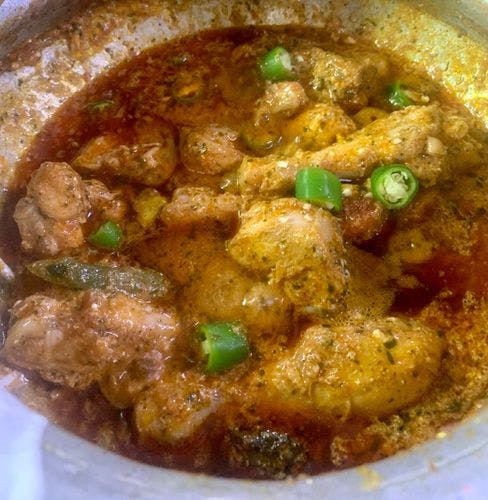 Karahi-Gosht-Cooked-Chicken-in-Gravy-And-Bullet-Green-Chilli.jpg