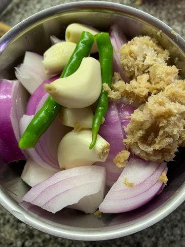 Kidney-Beans-Curry-(Rajma-Masala)-Onion-Garlic-Ginger-Chilli-in-Grinder.jpg