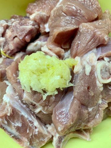 Lahori-Karahi-Mutton-Crushed-Garlic-With-Mutton.jpg