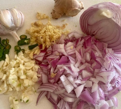 Spinach-Chicken-Curry-Chopped-Onion-Ginger-Garlic-Chillies.jpg