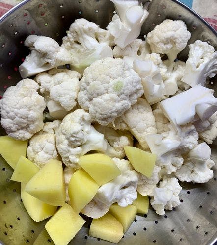 Tangy-Curd-Spiced-Cauliflower- (Masaledar-Dahi-Gobi)-Cauliflower-Florets-And--Cubed-Potatoes.jpg