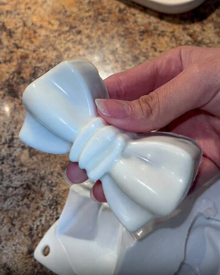 Bow Cakesicles recipe