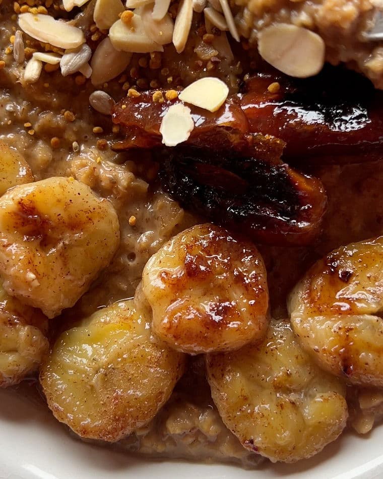 Anti-Bloating Banana and Date Oatmeal Bowl recipe