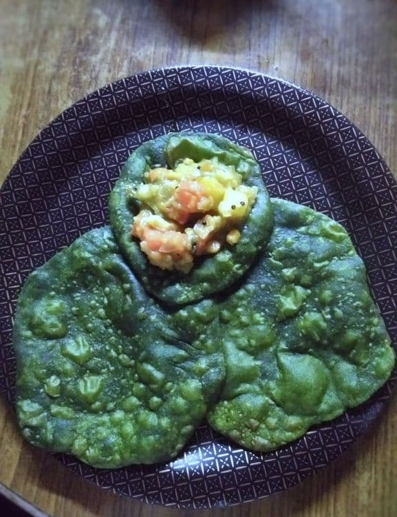 Palak Puri / Spinach Poori recipe
