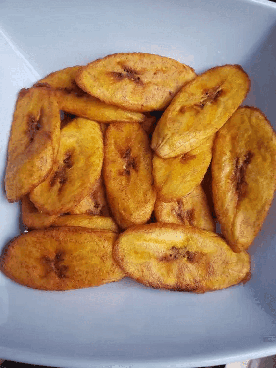 A close-up of a plate containing several pieces of Fried Plantain (Dodo).