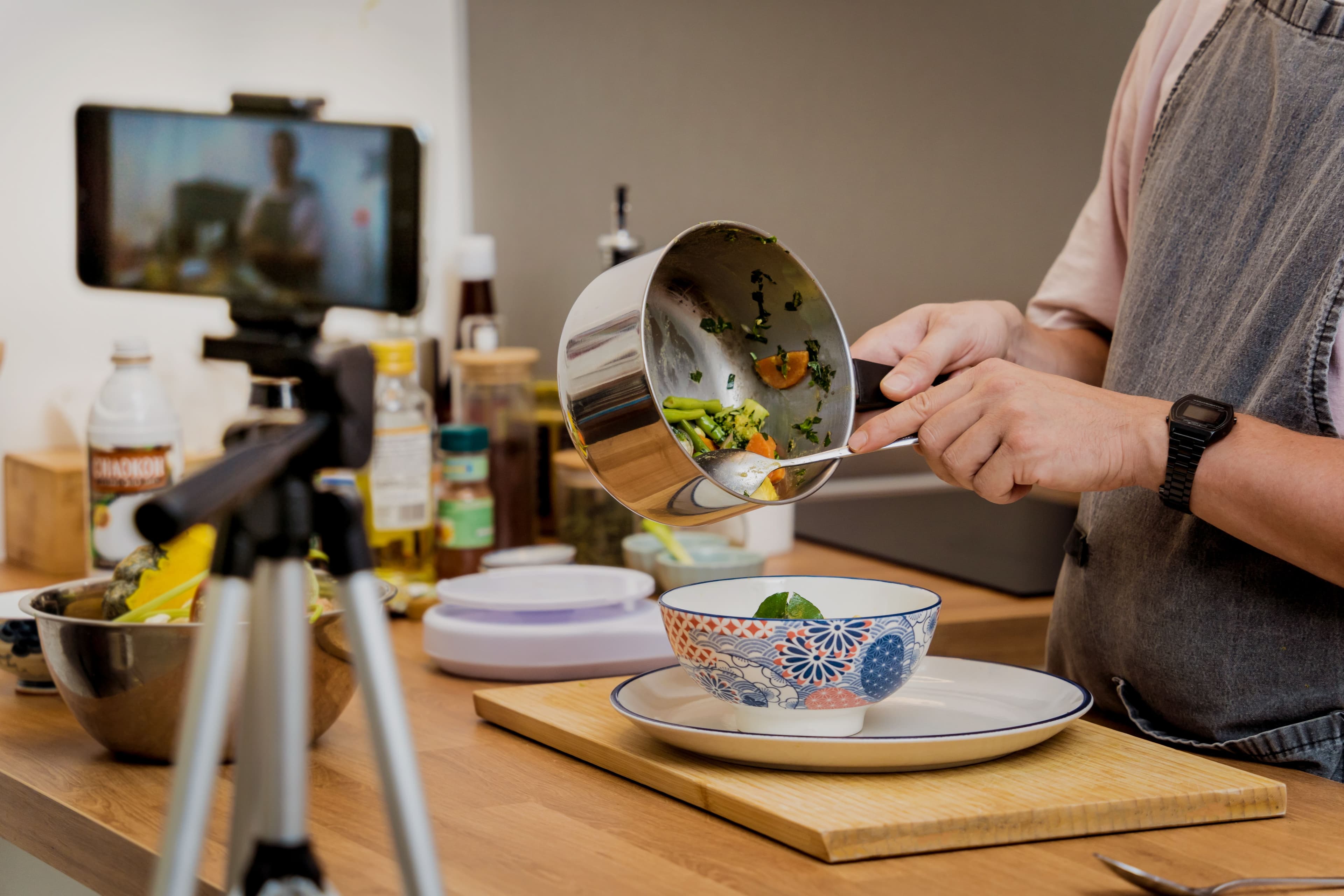chef-is-broadcasting-live-from-workshop-how-prepare-vegetarian-green-curry.