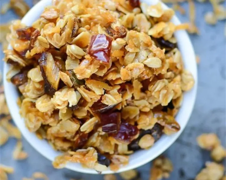 Homemade Granola with Pistachios and Dates recipe
