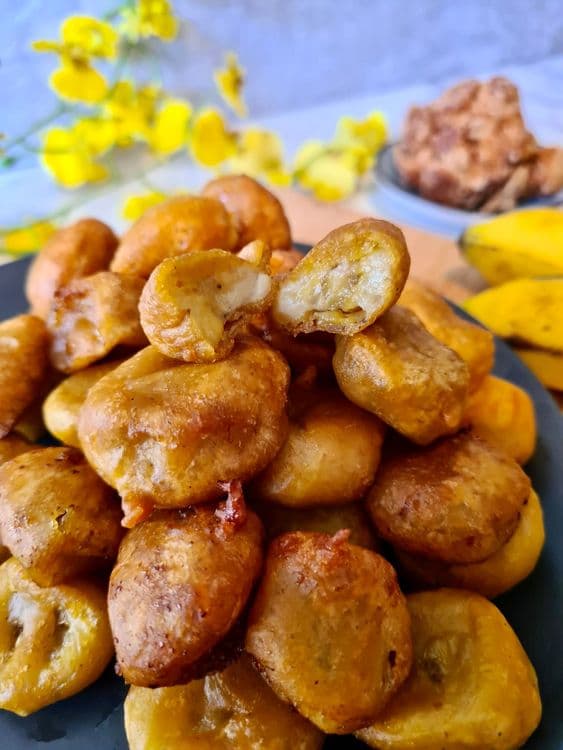 Pozham Pori (Sweet Banana Fritters) recipe