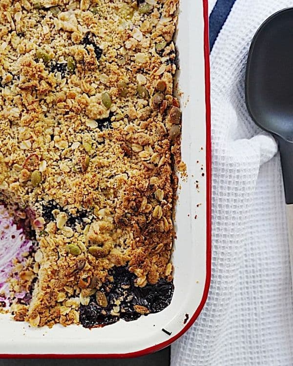 Crumble à la mangue et aux myrtilles recipe