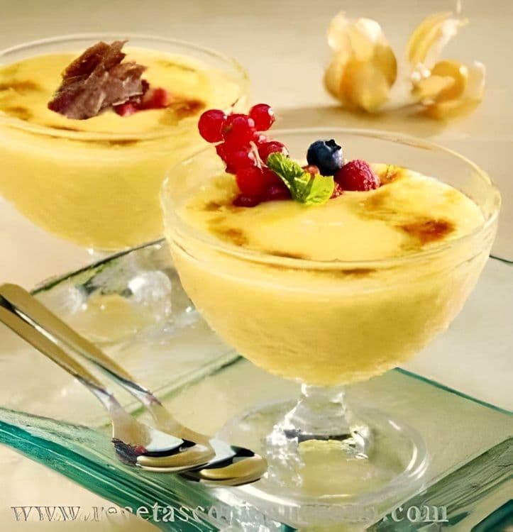 Vanilla Cream with Mixed Berries recipe