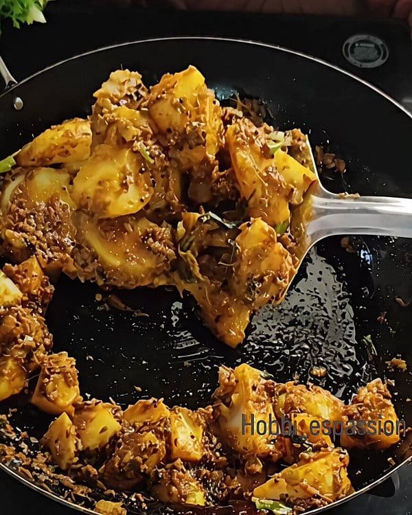 Pahadi Aloo ke Gutke and Puri recipe