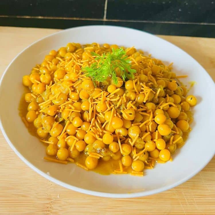 Payaj Matar ki Saloni recipe