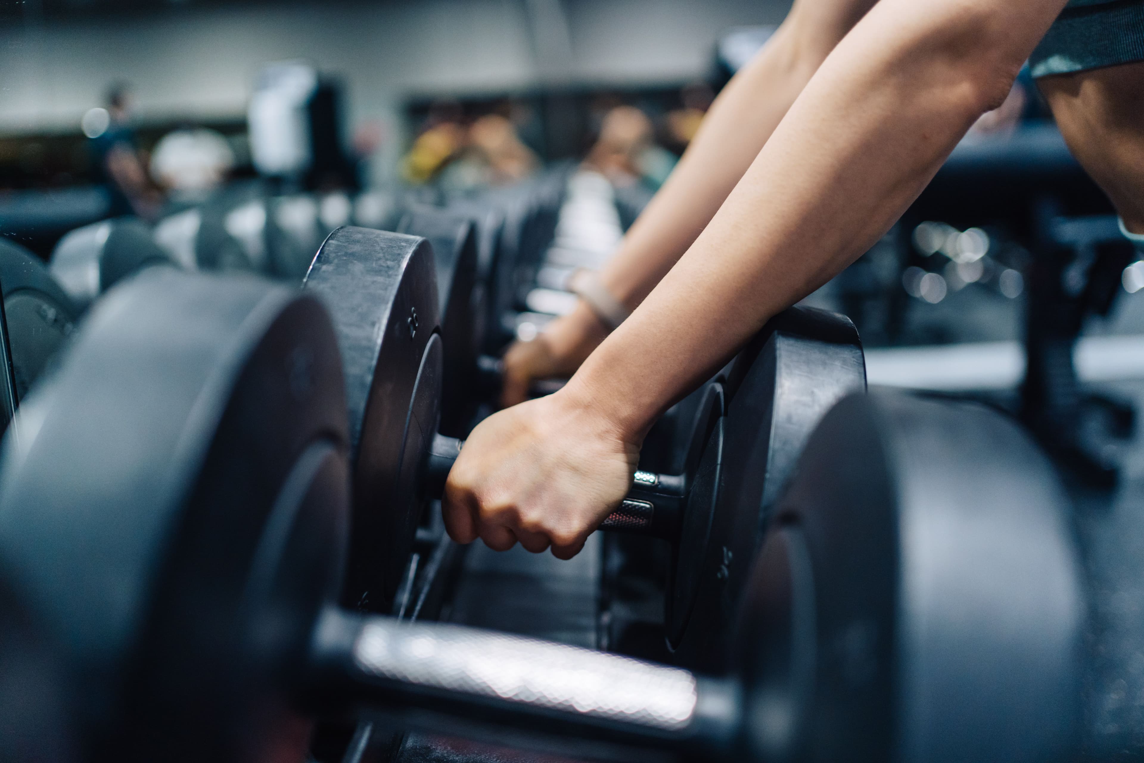 Active woman working out at the gym supported by smoothie recipes protein benefits