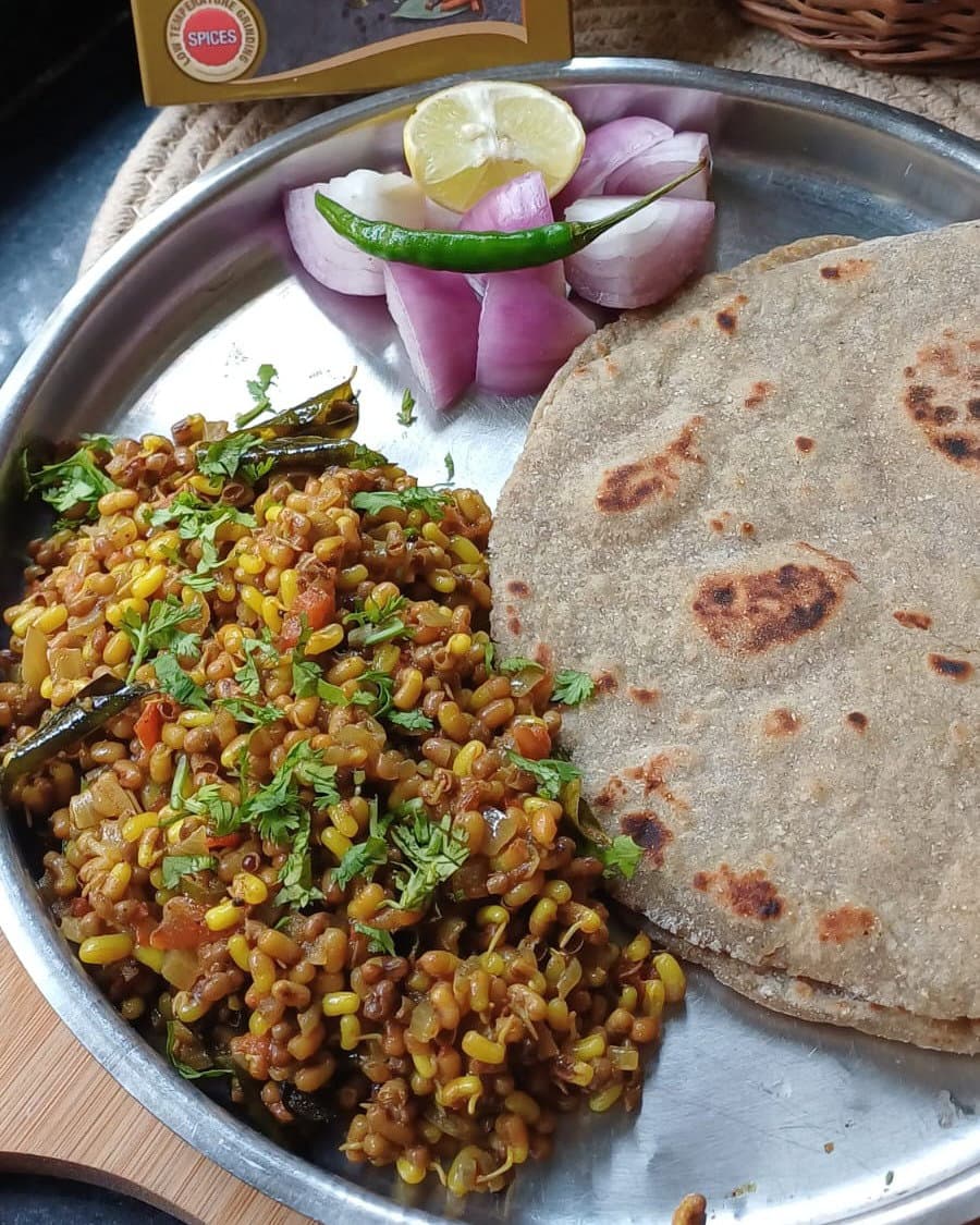 Matki Usal with Bhakri - Mini Maharashtrian Meal recipe