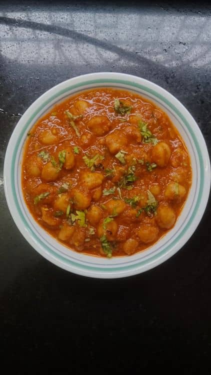 Delhi Style Chole (Indian Chickpeas Curry) recipe