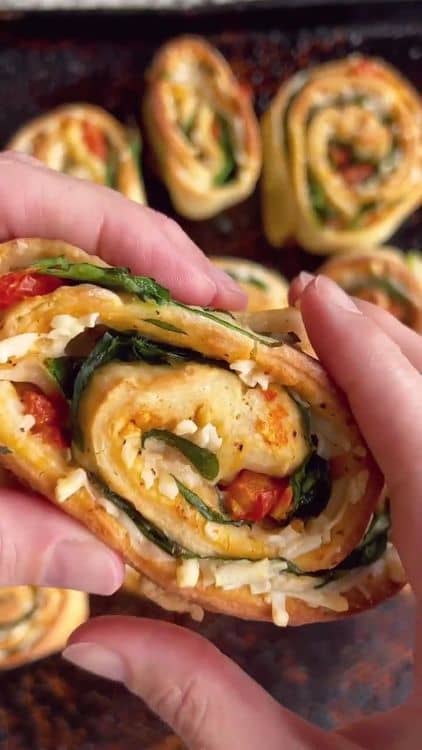 Cheesy Garlic Pizza Pan Wheels recipe