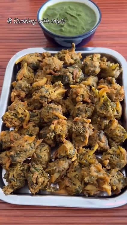 Crispy Spinach Pakoras with Chutney recipe