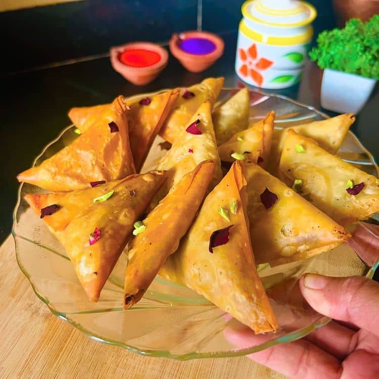 Thandai Masala Mini Sweet Samosa recipe
